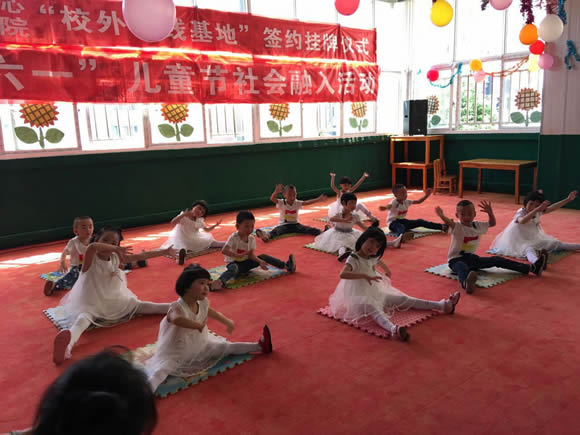 康复中心在训孩子表演《泥娃娃》