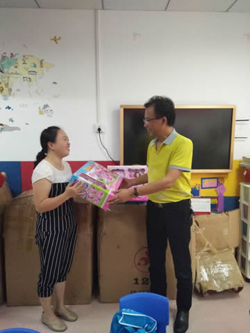 省中心向六盘水启聪残疾人康复中心捐赠玩教具